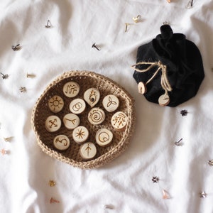Lot de 13 runes divinatoires de sorcière - moyennes, révélatrices de bonne aventure, cadeau spirituel