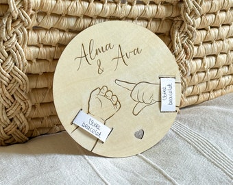 Support en bois pour bracelet de naissance - plaque gravée minimaliste mains bébés jumeaux jumelles fratrie frère soeur - personnalisée