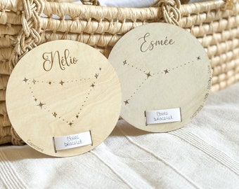 Support en bois pour bracelet de naissance - plaque gravée minimaliste constellation signe astrologique - personnalisée