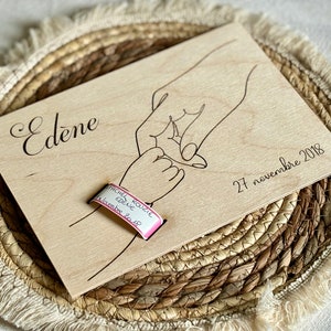 Support en bois pour bracelet de naissance - plaque gravée minimaliste mains maman et bébé - personnalisée