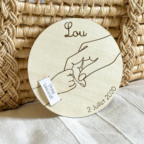 Support en bois pour bracelet de naissance - plaque gravée minimaliste mains maman et bébé - personnalisée