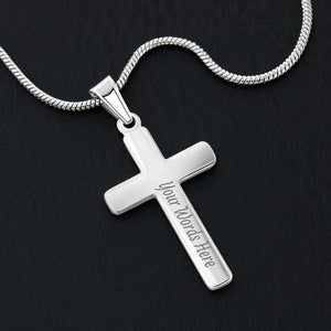 K&ouml;nnte beinhalten: Silberne Kreuzkette mit einer Kette. Das Kreuz tr&auml;gt die Gravur "Your Words Here".