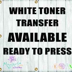 Puede incluir: Transferencia de t&oacute;ner blanco disponible, lista para presionar. Un letrero con fondo blanco y texto negro sobre una superficie de madera. El letrero tiene un logotipo con una flor morada y el texto "Magnolia Prints by Gricela Atman".