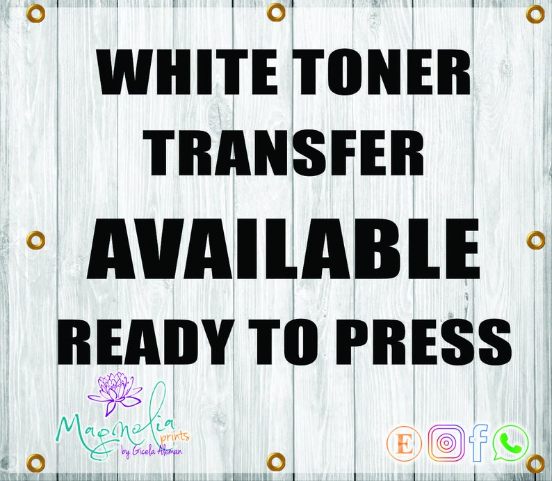 Puede incluir: Transferencia de t&oacute;ner blanco disponible, lista para presionar. Un letrero con fondo blanco y texto negro sobre una superficie de madera. El letrero tiene un logotipo con una flor morada y el texto "Magnolia Prints by Gricela Atman".