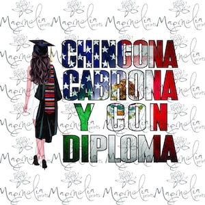 Könnte beinhalten: Eine Abschluss-Kappe und -Gown mit der Silhouette einer Frau. Der Text "CHINGONA CABRONA Y CON DIPLOMA" ist in fetten Buchstaben mit den Farben der amerikanischen und mexikanischen Flagge geschrieben.