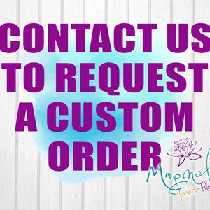 Puede incluir: Texto morado sobre un fondo de acuarela azul que dice "Cont&aacute;ctanos para solicitar un pedido personalizado". Debajo del texto hay una flor morada y el texto "Mapmelia prints-files".