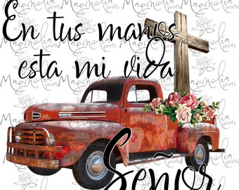 Pode incluir: Uma velha picape vermelha desgastada com uma cruz de madeira e um buquê de rosas rosas e vermelhas. O texto "En tus manos esta mi vida Señor" está escrito em preto.