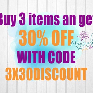 Puede incluir: Un gr&aacute;fico azul y naranja con el texto "Compra 3 art&iacute;culos y obt&eacute;n un 30% de DESCUENTO CON EL C&Oacute;DIGO 3X30DISCOUNT". El gr&aacute;fico tambi&eacute;n incluye una flor y el texto "Magnolia prints-files".