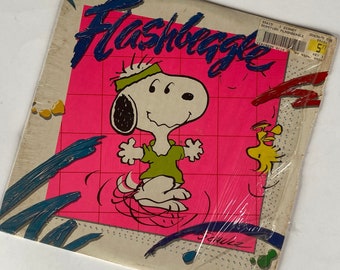 « Flashbeagle » du gang Peanuts™ sur un album de Charlie Brown Records.