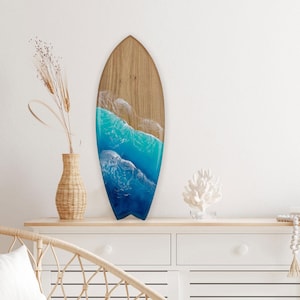 Handgefertigtes Surfbrett aus Ulmenholz mit Resin Ocean Wave Art