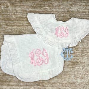 Baby Girl Monogram Bib Burp Cloth Set, Baby Girl gift, Baby Girl coming home Accessories, Monogram baby gown, Monogram baby set, Baby Set