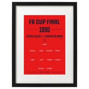 Könnte beinhalten: Ein rotes und schwarzes Poster mit dem Text "FA Cup Final 1990" und dem Ergebnis des Spiels: Crystal Palace 0 - 1 Manchester United. Das Poster zeigt auch die Aufstellungen beider Mannschaften.