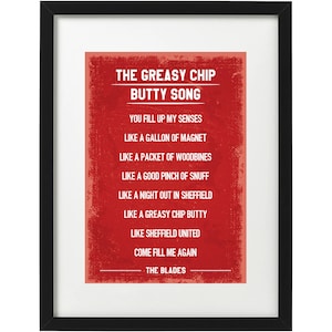 Könnte beinhalten: Ein rotes und weißes Poster mit dem Text "The Greasy Chip Butty Song" und Texten über Sheffield, England. Die Texte beinhalten "You fill up my senses like a gallon of magnet" und "Come fill me again, The Blades".