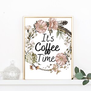 Arte de parede de cozinha com tipografia floral para impressão de It's Coffee Time
