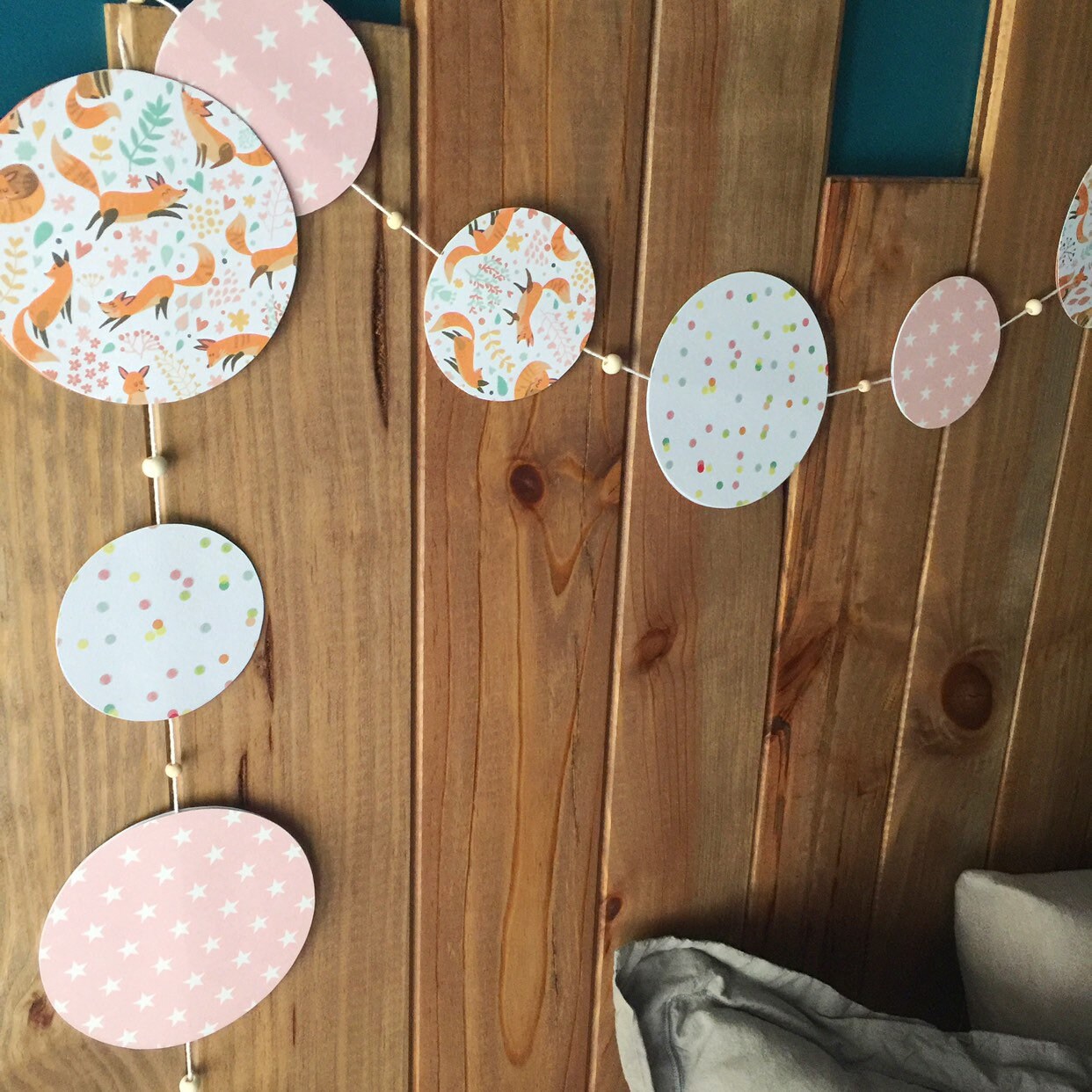 Guirlande Verticale de Gros Ronds en Papier Imprimés Renards Pois et Étoiles , Guirlande Disques Pap