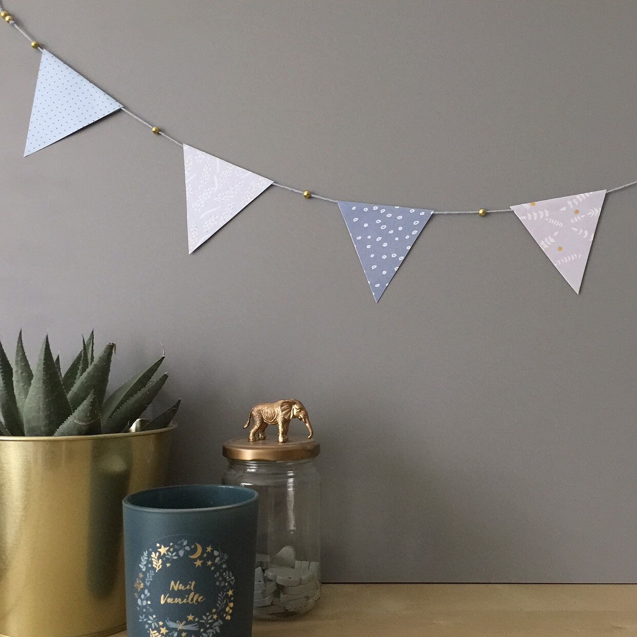 Guirlande de Fanions Bleus Gris en Papier et Perles Dorées , Imprimés Floraux Géométriques