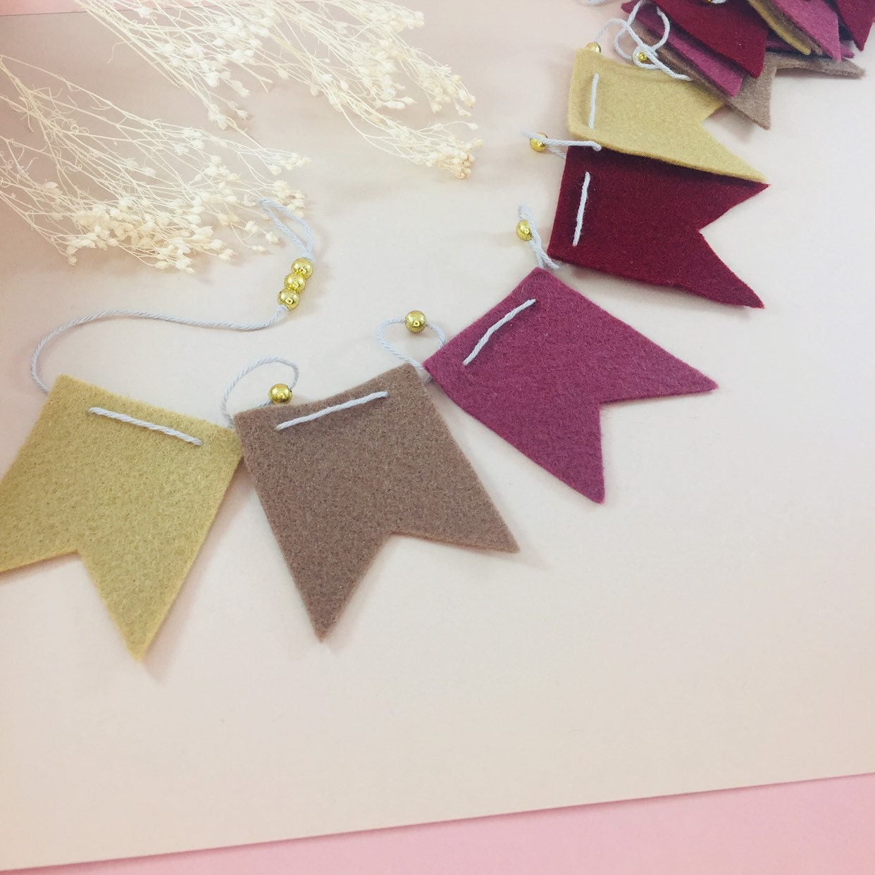 Guirlande de Fanions en Feutrine et Petites Perles