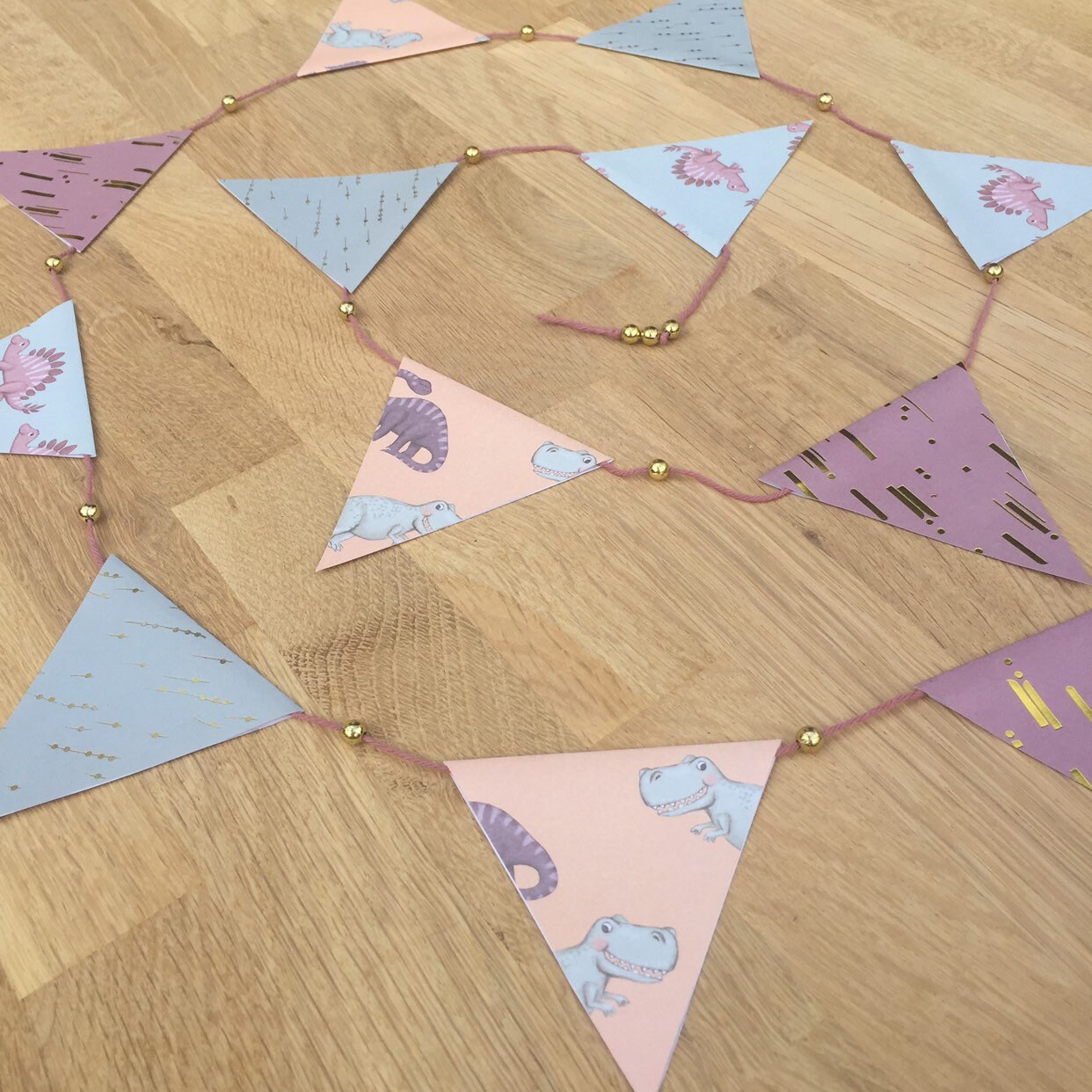 Guirlande de Fanions Multicolores en Papier et Perles Dorées, Imprimés Dinosaures Graphiques