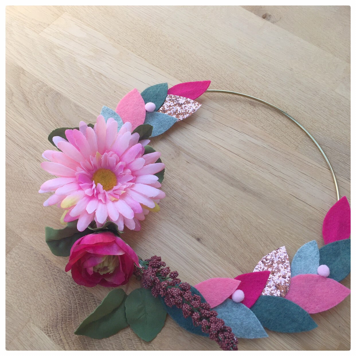 Couronne de Fleurs, Couronne Fleurie avec Pétales Pailletés, Feutrine et Jolies Fleurs Artificielles