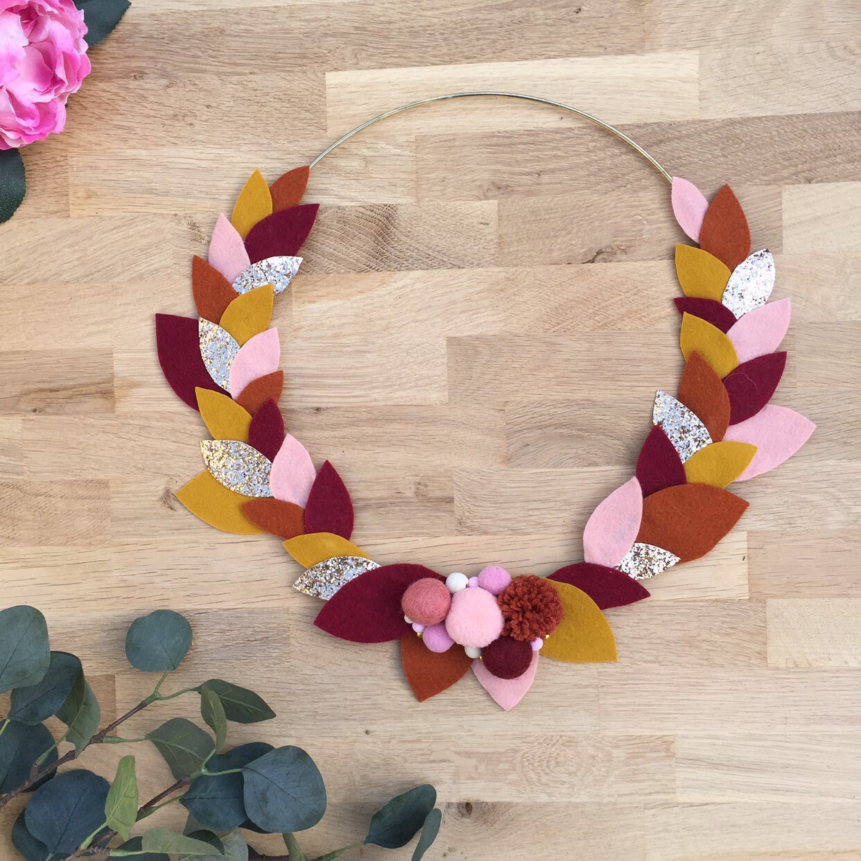 Couronne en Feutrine, Paillettes et Laine Pour Décoration Murale