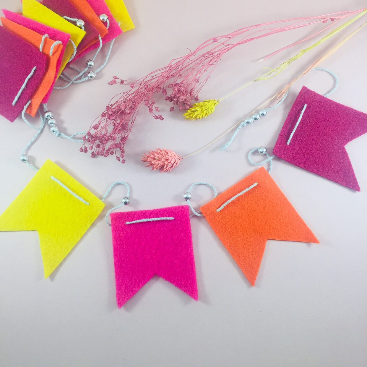 Guirlande de Fanions en Feutrine et Petites Perles