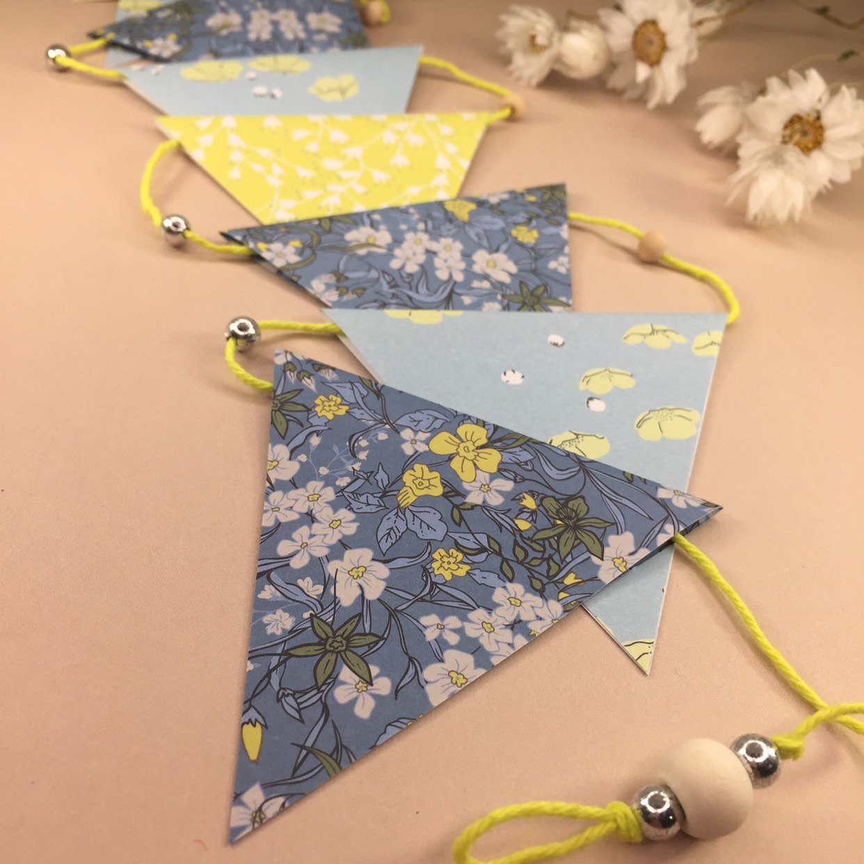 Guirlande de Fanions Multicolores en Papier et Perles Argentées Bois, Imprimés Floraux.