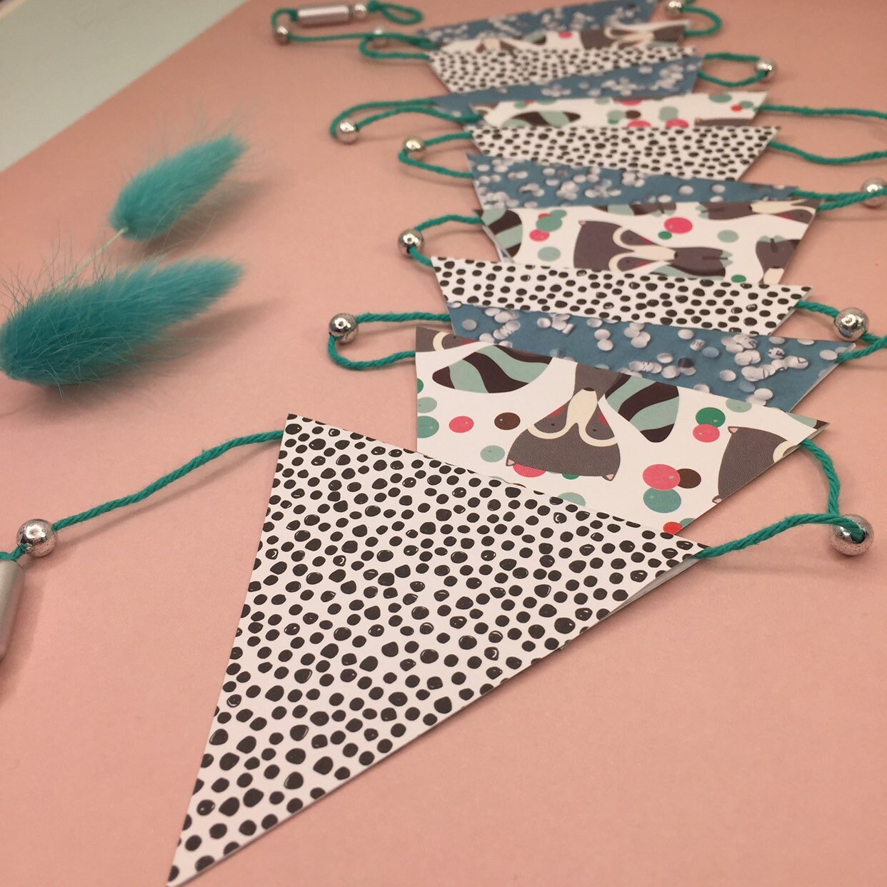 Guirlande de Fanions Multicolores en Papier et Perles Argentées Bois, Imprimés Ratons Laveurs, Pois