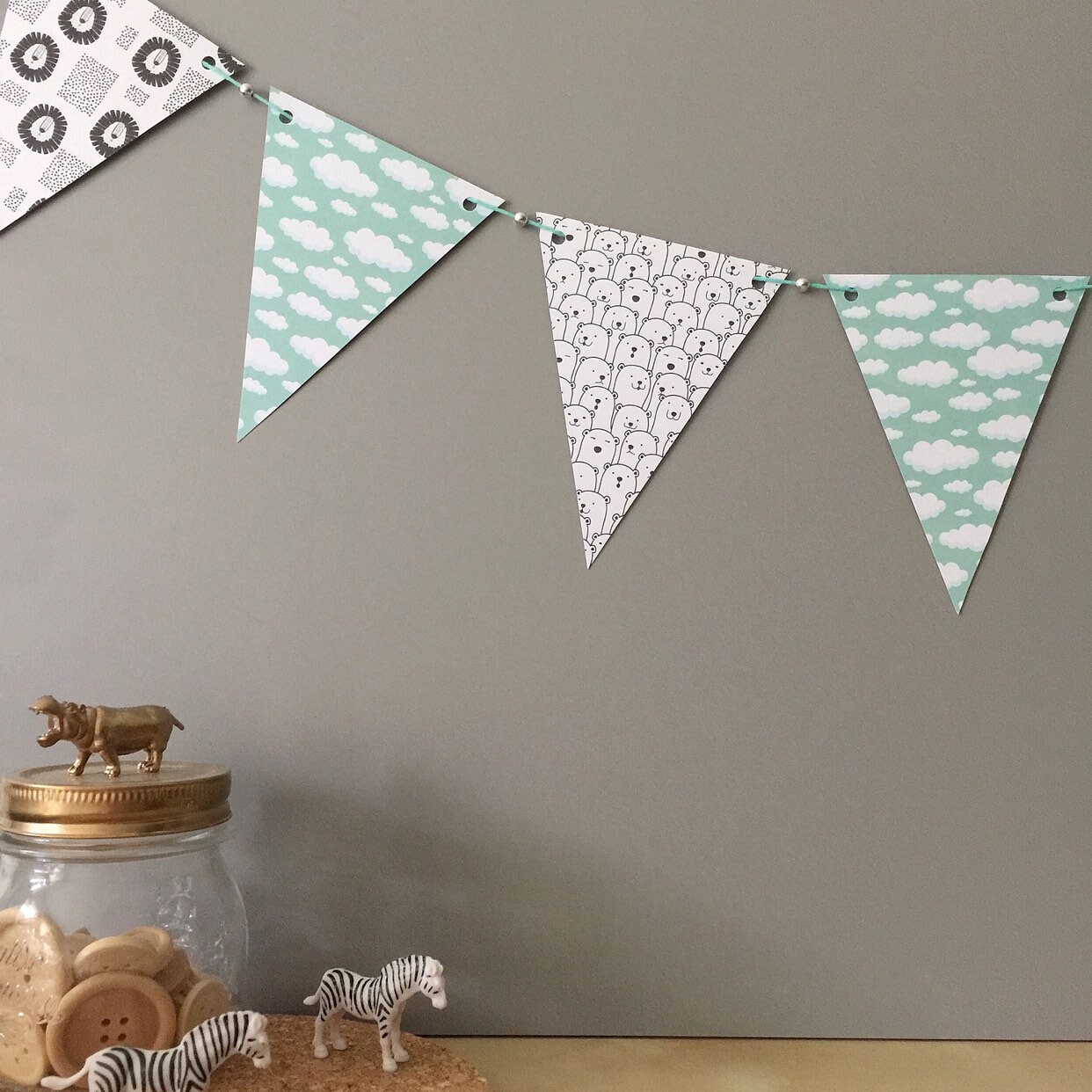 Guirlande de Grands Fanions en Papier, Perles Résine et Métal Argenté, Imprimés Ours, Lions Nuages