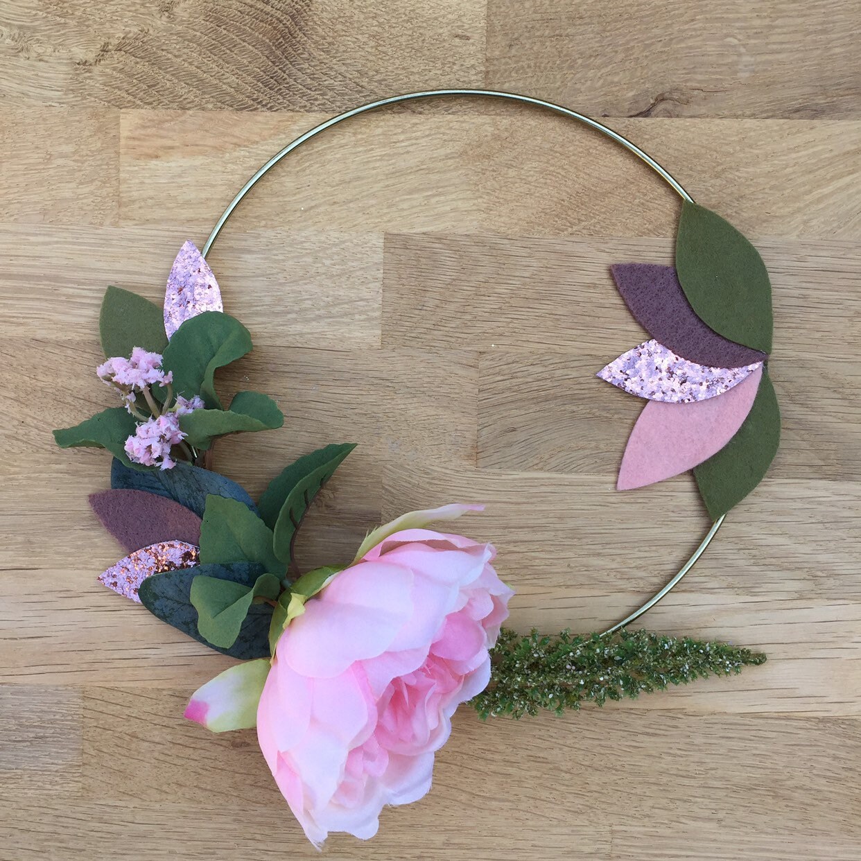 Couronne Fleurie avec Pétales Pailletés, Feutrine et Jolies Fleurs Artificielles, Couronne Murale Fl