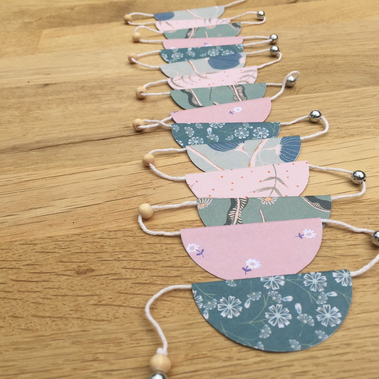 Guirlandes de Demi-Lunes en Papier et Petites Perles, Imprimés Fleurs