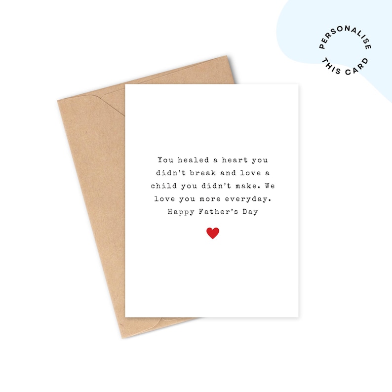 Puede incluir: Una tarjeta blanca del D&iacute;a del Padre con texto negro y un coraz&oacute;n rojo, dentro de un sobre marr&oacute;n. La tarjeta dice: "Curaste un coraz&oacute;n que no rompiste y amaste a un ni&ntilde;o que no hiciste. Te amamos m&aacute;s cada d&iacute;a. Feliz D&iacute;a del Padre."