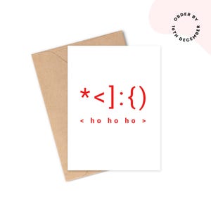 Könnte beinhalten: Eine weiße Weihnachtskarte mit rotem Text und einem braunen Umschlag. Die Karte zeigt ein rotes Emoticon und den Satz "< ho ho ho >". Der Text "ORDER BY 16TH DECEMBER" befindet sich in einem rosa Kreis.