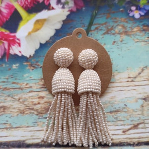 Ivories color/Short-tassel/oscar de la renta/stylish trandy earrings/jewelry earrings/beading/beaded tassel/dangele earrings