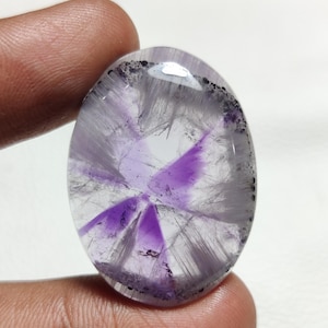 Pode incluir: Uma caneca de cerâmica branca com uma alça preta e o texto "But first, coffee" em estilo manuscrito. A caneca está sobre uma superfície branca. Ideal para bebidas quentes.