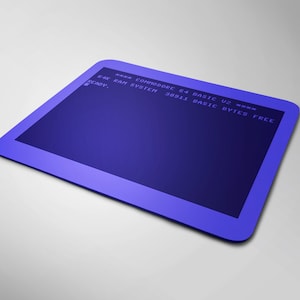 Könnte beinhalten: Ein blauer Bildschirm eines Commodore 64 Computers, auf dem der Text "64K RAM SYSTEM 38911 BASIC v2  XXXX BASIC BYTES FREE READY." angezeigt wird.