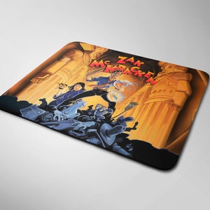 Puede incluir: Una alfombrilla de ratón negra con una ilustración colorida de personajes de la serie animada "Zak McKracken y los Alien Mindbenders". Los personajes están de pie frente a una gran estructura dorada con columnas.