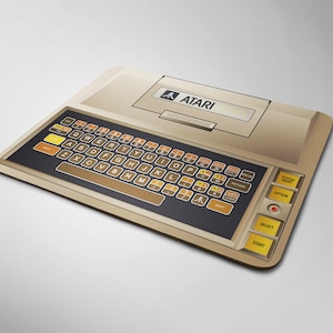 Può includere: Un tappetino per mouse beige con un design retrò per computer Atari. Il tappetino presenta un layout della tastiera con tasti arancioni e gialli, uno sfondo nero e il logo Atari. Ha i pulsanti di ripristino del sistema, opzione, selezione e avvio.