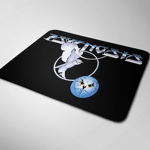 Może przedstawiać: Czarna podkładka pod mysz z białym ptakiem latającym w kółko wokół niebieskiego globusa z twarzą sowy. Tekst "REMARKABLE" jest napisany srebrną metaliczną czcionką.