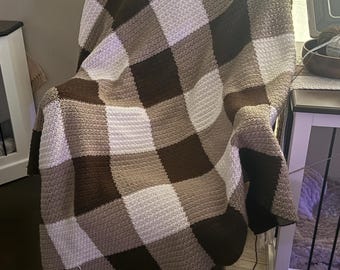 Handcrafted Gingham Throw Blanket: Comfortable Home Decor