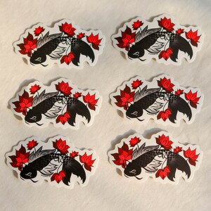 Puede incluir: Seis pegatinas con un dise&ntilde;o de carpa koi negra con flores de loto rojas. Las pegatinas tienen un borde blanco y el texto "MOMOKO INK" est&aacute; impreso en la parte inferior.