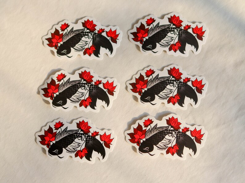 Puede incluir: Seis pegatinas con un dise&ntilde;o de carpa koi negra con flores de loto rojas. Las pegatinas tienen un borde blanco y el texto "MOMOKO INK" est&aacute; impreso en la parte inferior.