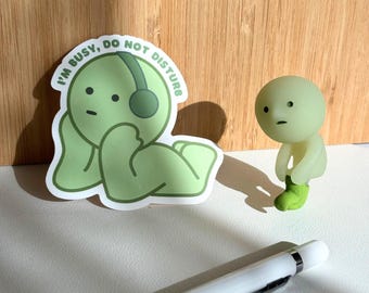 Pegatina de vinilo con auriculares Smiski de un chico verde: "Estoy ocupado para no molestar", para portátil, botella o decoración.