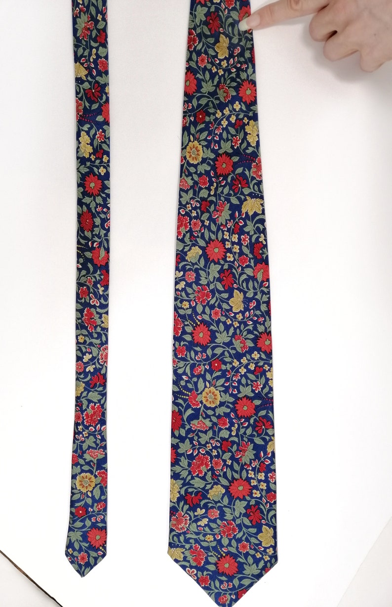 Navy floral tie Wedding necktie for men Blue and red silk tie for floral wedding Vintage necktie with red flower pattern