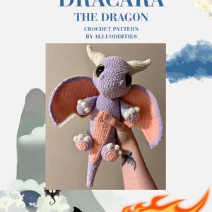 Puede incluir: Un peluche de dragón tejido a ganchillo llamado Dracara con cuerpo color lavanda, alas y vientre color melocotón, y cuernos y garras color crema. El juguete tiene grandes ojos oscuros y se presenta como un patrón de ganchillo de Alli Oddities.