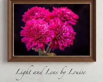 Levendige roze bloem afdrukbare muurkunst, gedurfde bloemenfotografie digitale download, moderne magenta botanische print voor woonkamer decor