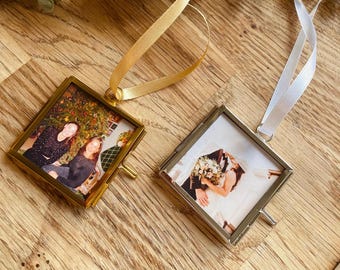 Mini Metal Photo Frame: Elegant Gold or Silver Keepsake (5x5cm)