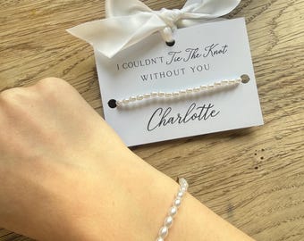 Bridesmaid Bracelet – Gold Plated Faux Pearl Bracelet with Name Card & Ribbon – Wedding Gift for Bridesmaids 16-19cm