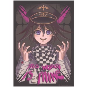 Op de afbeelding: Een digitale illustratie van een anime-personage met paarse ogen en zwart haar, dat een zwart-wit geblokte sjaal en een zwarte militaire pet draagt met een gouden schedel- en kruisbeenderembleem. Het personage houdt zijn handen omhoog met gespreide vingers. De achtergrond is donkergrijs met een roze-wit ontwerp. De tekst "This world is mine" is in roze letters onderaan de afbeelding geschreven.