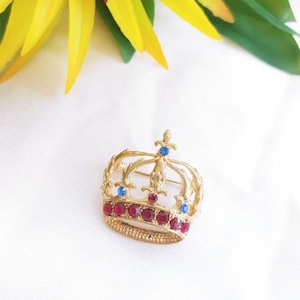 Vintage Jeweled Royal Crown Royalty Queen King gold tone Blue Red rhinestones brooch pin Prince Princess Coronation Fleur De Lis