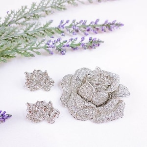 Vintage 3D Clear Pave Rhinestone Flower Rose Bud cluster Silver tone Wedding Bouquet brooch pin and Earring Set